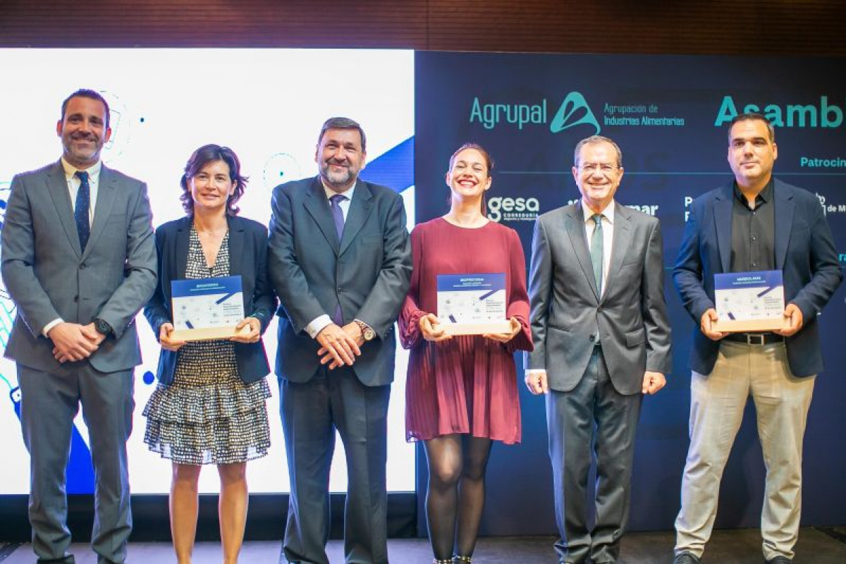 Encarna Aguayo, segunda por la izquierda, junto al resto de premiados.